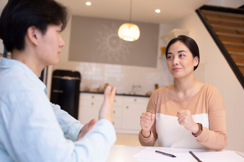 手話で会話する