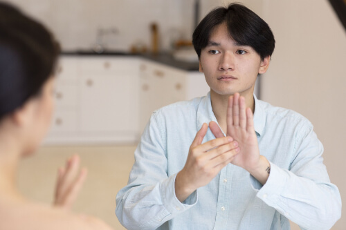 手話で会話する