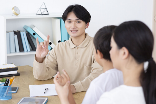 手話を教える男性